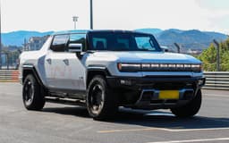 В России выставили на продажу внедорожник Hummer EV мощностью 1000 л.с. Цена этого 5,5-метрового автомобиля может удивить